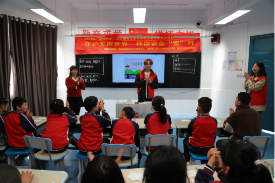 与安全同行 成都市锦汇东城小学开展“安全教育日”活动