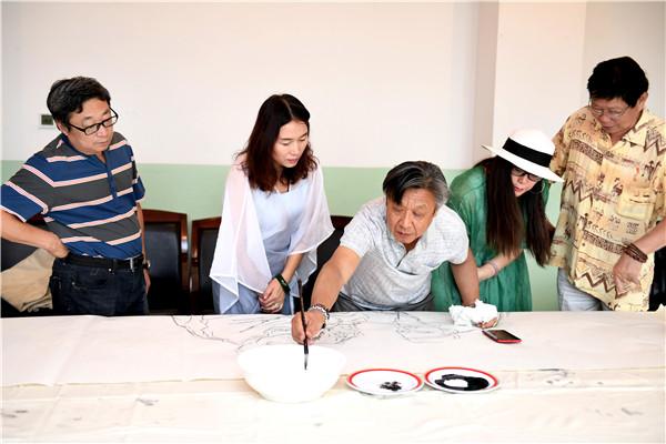 江西萍乡江口村：画家来到村里 村民拿起画笔