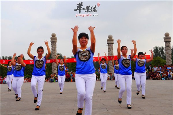 老年人广场舞指导活动为银发健身者“加油”