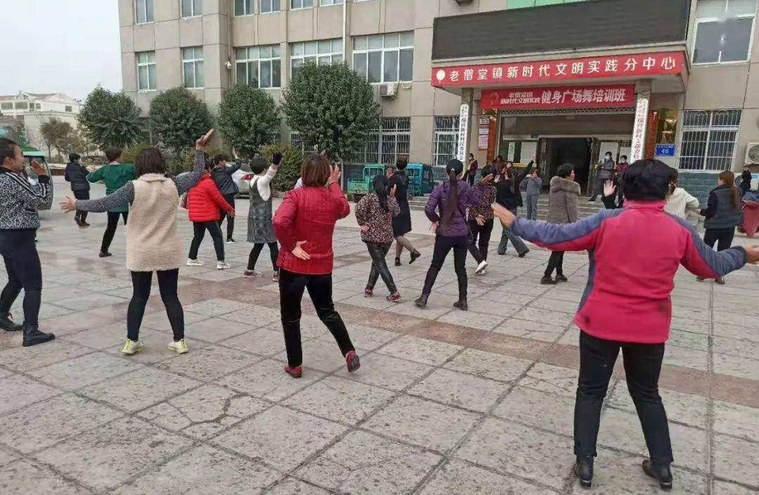 老年人广场舞指导活动为银发健身者“加油”