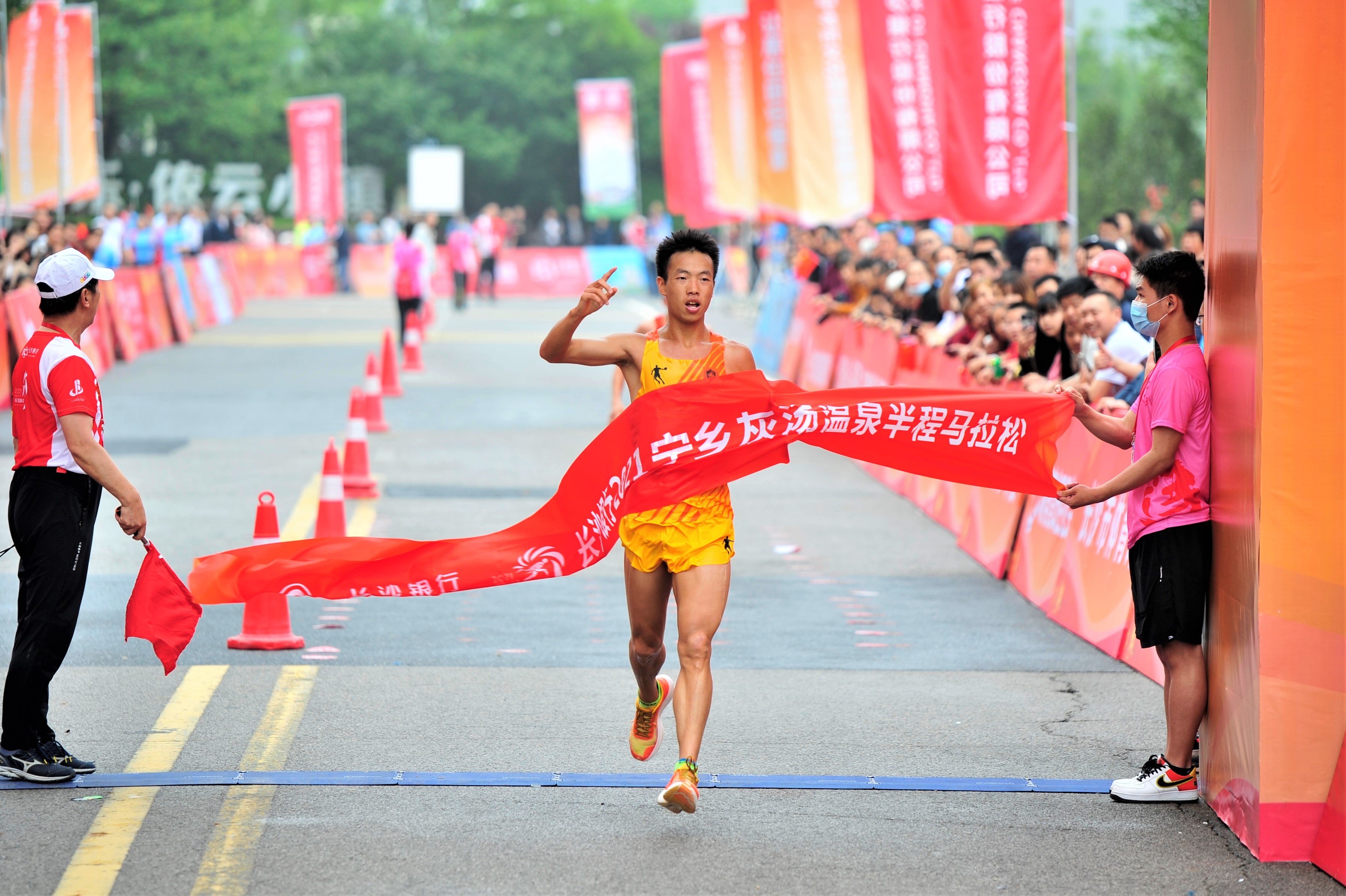 河南安阳马拉松激情开跑