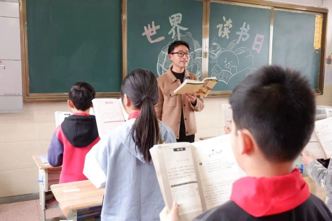 万物复“书“不亦”乎——彭州市天府路小学世界读书日主题活动