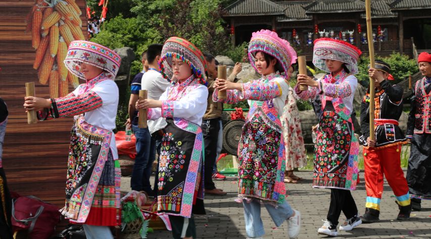 重庆彭水：万人苗舞“踩花山” 文旅融合传非遗