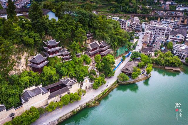 镇远古城：青山绿水独竹漂