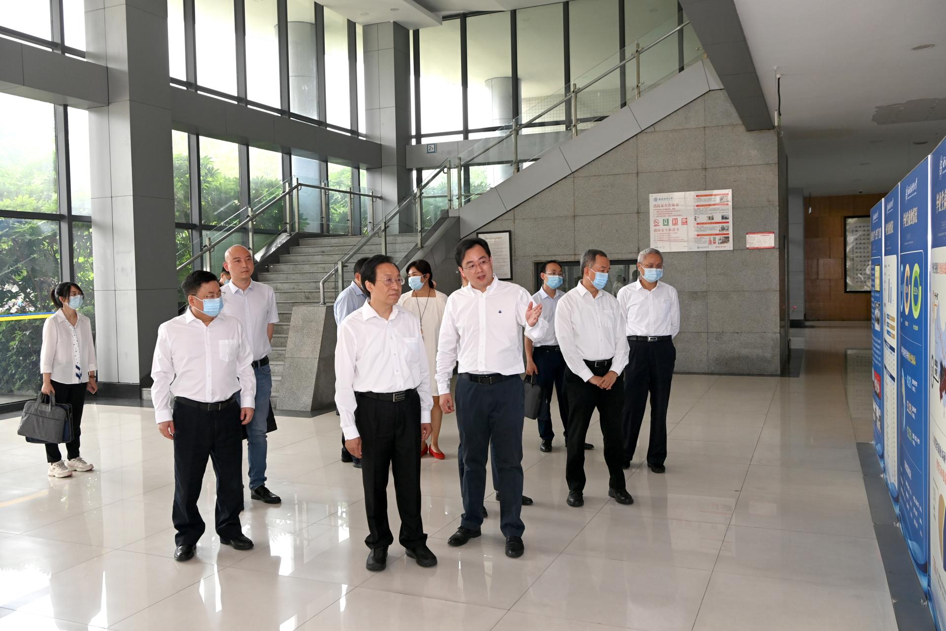 四川省中华职业教育社主任王小晴一行到成都汽车职校参观调研