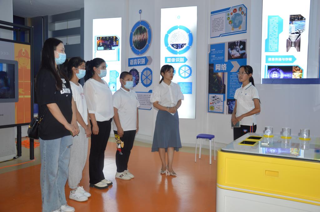 桂溪街道和平社区开展走进方志馆——“小小讲解员”观摩活动