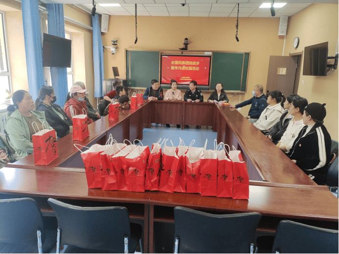 党建引领暖人心，医疗专家进校园 —— 湖北省肿瘤医院技能小组助力黄陂老年大学CPR急救技能普及活动