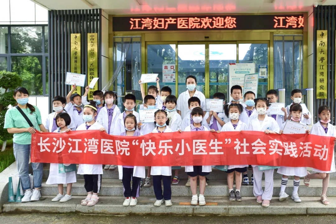 党建引领暖人心，医疗专家进校园 —— 湖北省肿瘤医院技能小组助力黄陂老年大学CPR急救技能普及活动