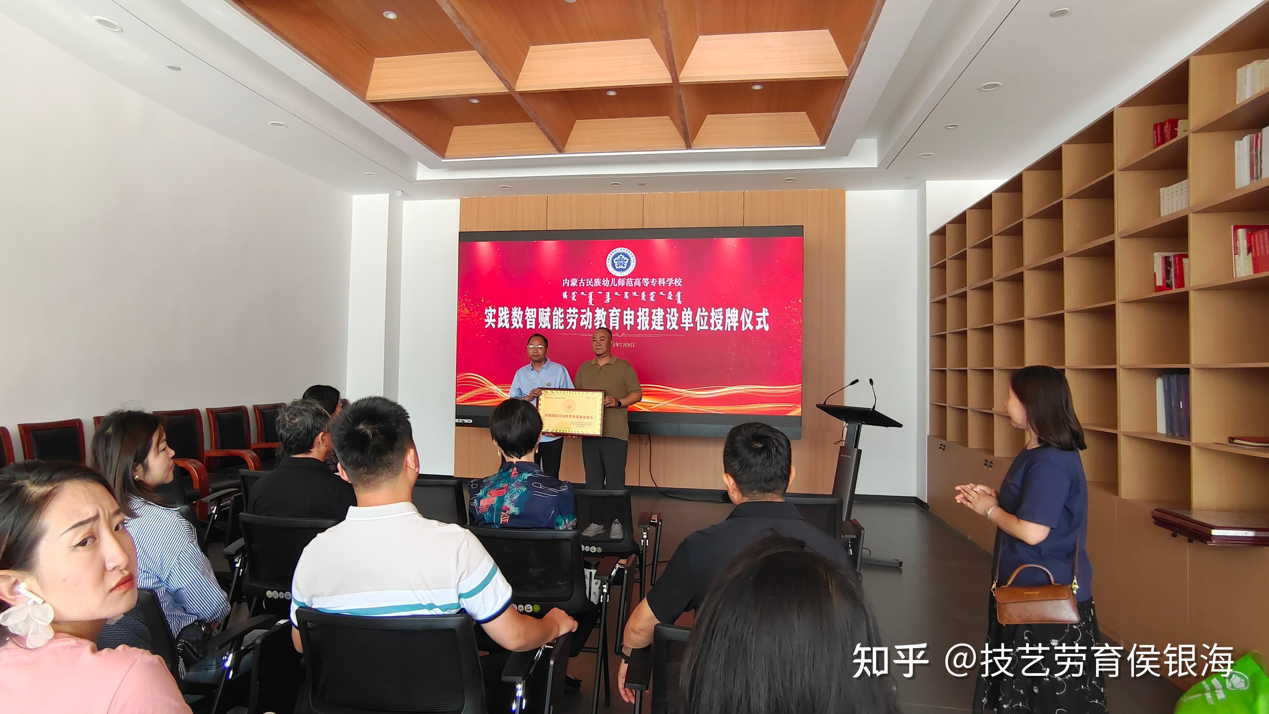 校社共建 共话数字赋能社区教育 探索智慧社区发展新路径