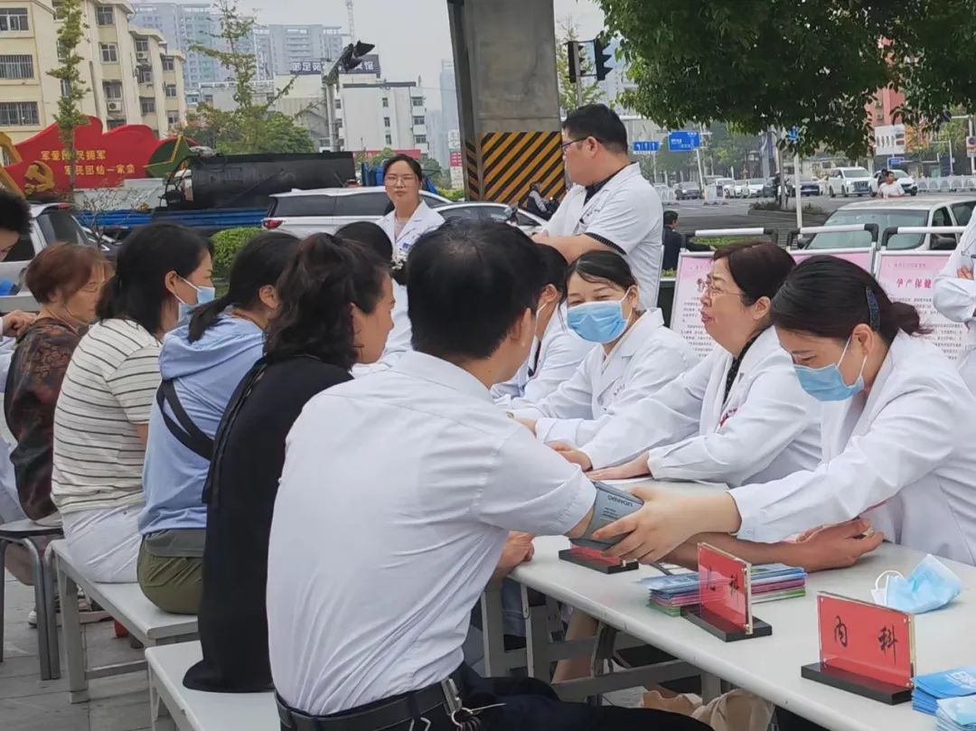 理塘县格聂镇：专家义诊进乡村 健康送到家门口