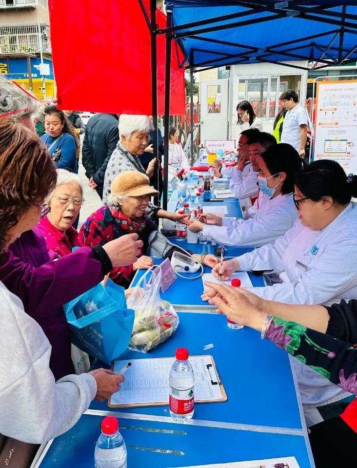 医者仁心 党耀成华 成都誉美医院组织职工积极参与无偿献血活动