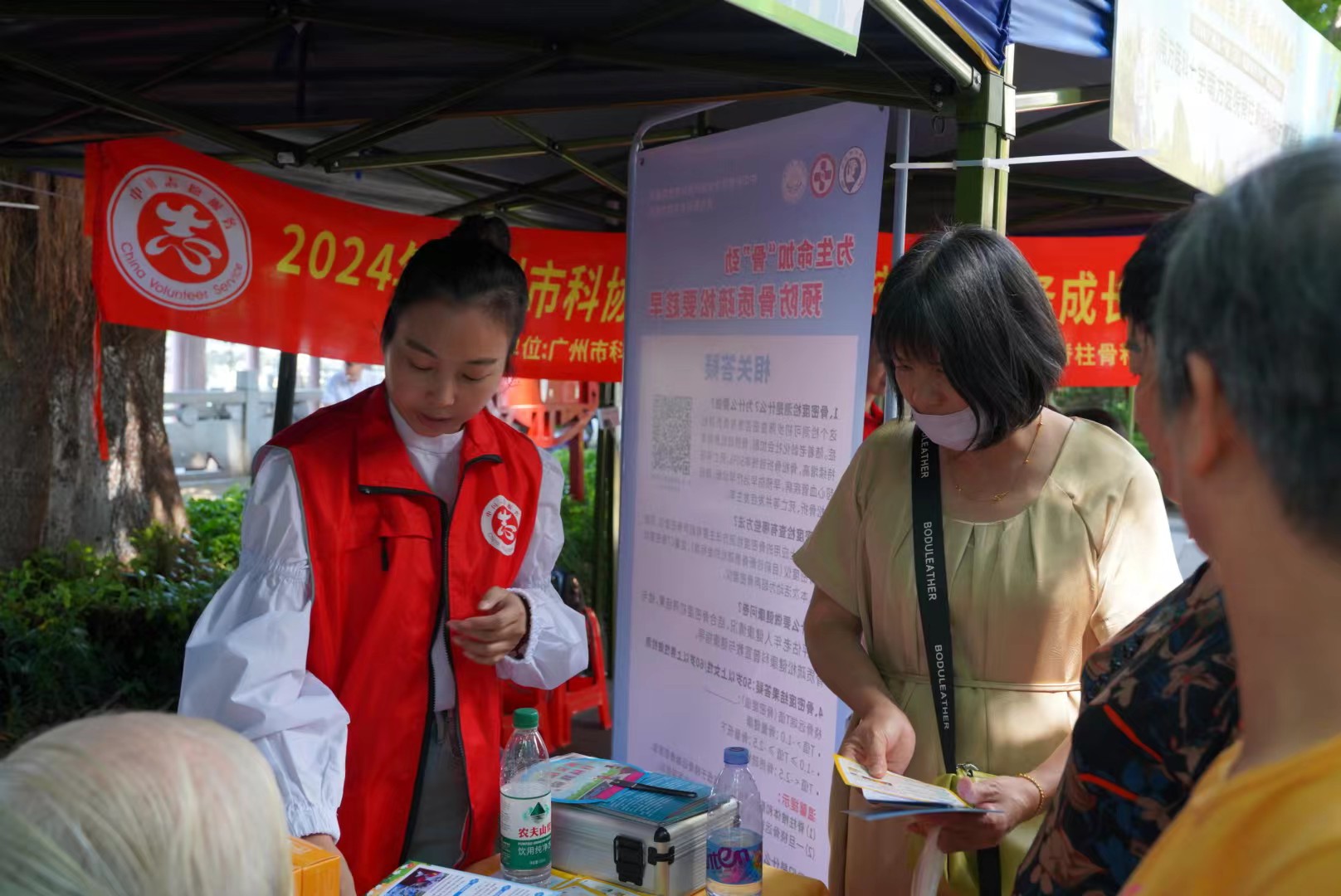 【公益巡诊】成都誉美医院巡诊团走进“至强社区慈善文化节”活动现场