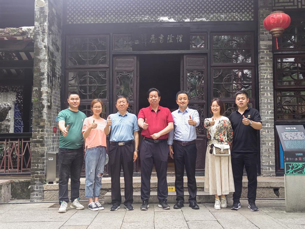 成都市开放大学钟富春一行莅临青羊调研指导社区老年教育工作