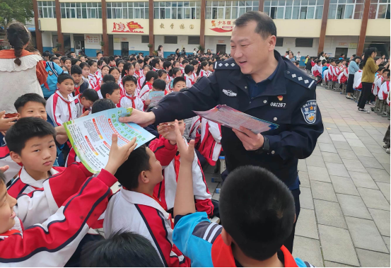 法治进校园 护航共成长